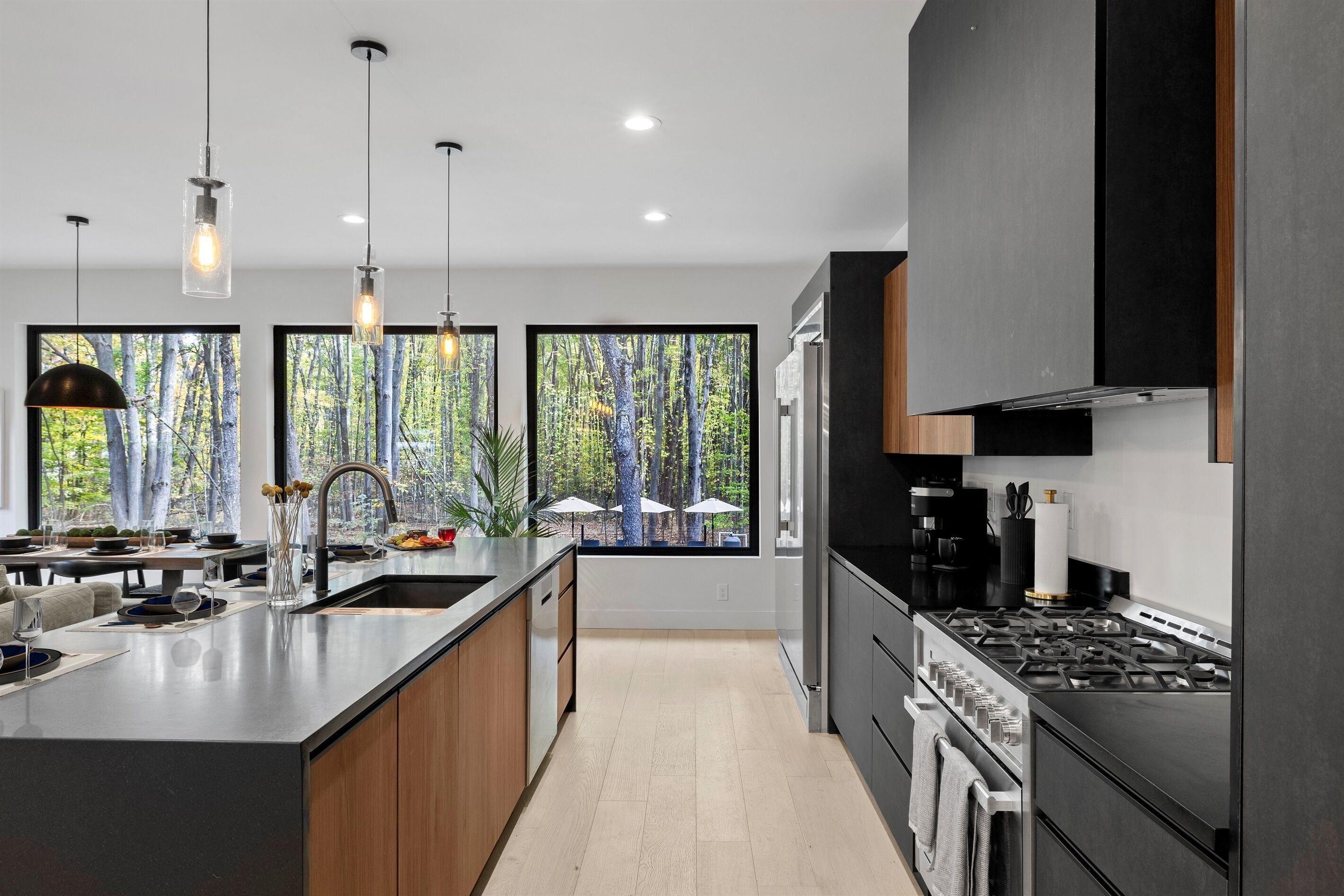 冷蔵庫、電子レンジ、オーブン、コンロ