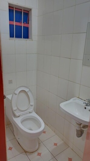 Chambre Simple Standard, vue ville | Salle de bain