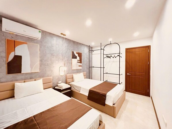 Escritorio, wifi gratis y ropa de cama 