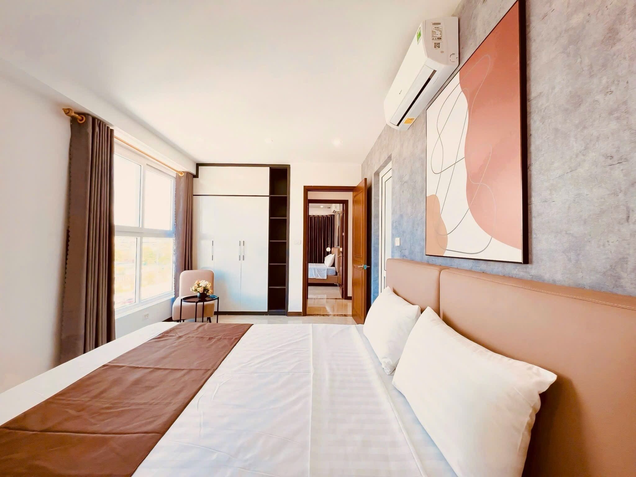 Luxury Apartment | Desk, free WiFi, bed sheets