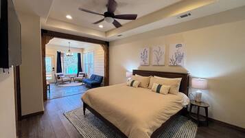 4 sovrum, skrivbord, strykjärn/strykbräda och resesäng