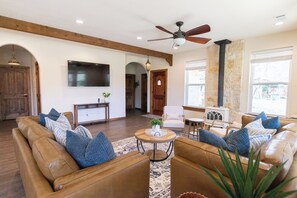 Smart-TV, Videospiele, Tischfußball, Tischtennisplatte