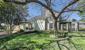 Exterior - Haven Getaway Inground Pool Inground Hot tub Family (Belton)