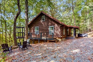 Terrace/patio - Dog-friendly cabin w/cozy fireplace, private balcony, and wifi (Ellijay)