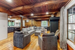 تلفزيون، مدفأة، تنس طاولة