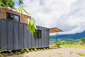 المنطقة المحيطة بالمنشأة