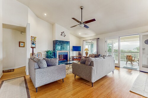 Family friendly home with mountain view, private lanai, yard and WIFI