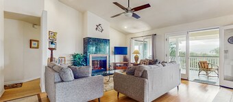 Family friendly home with mountain view, private lanai, yard and WIFI