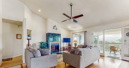 Family friendly home with mountain view, private lanai, yard and WIFI