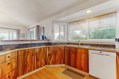 Family friendly home with mountain view, private lanai, yard and WIFI