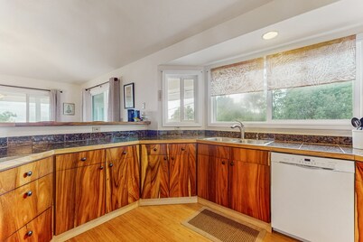 Family friendly home with mountain view, private lanai, yard and WIFI