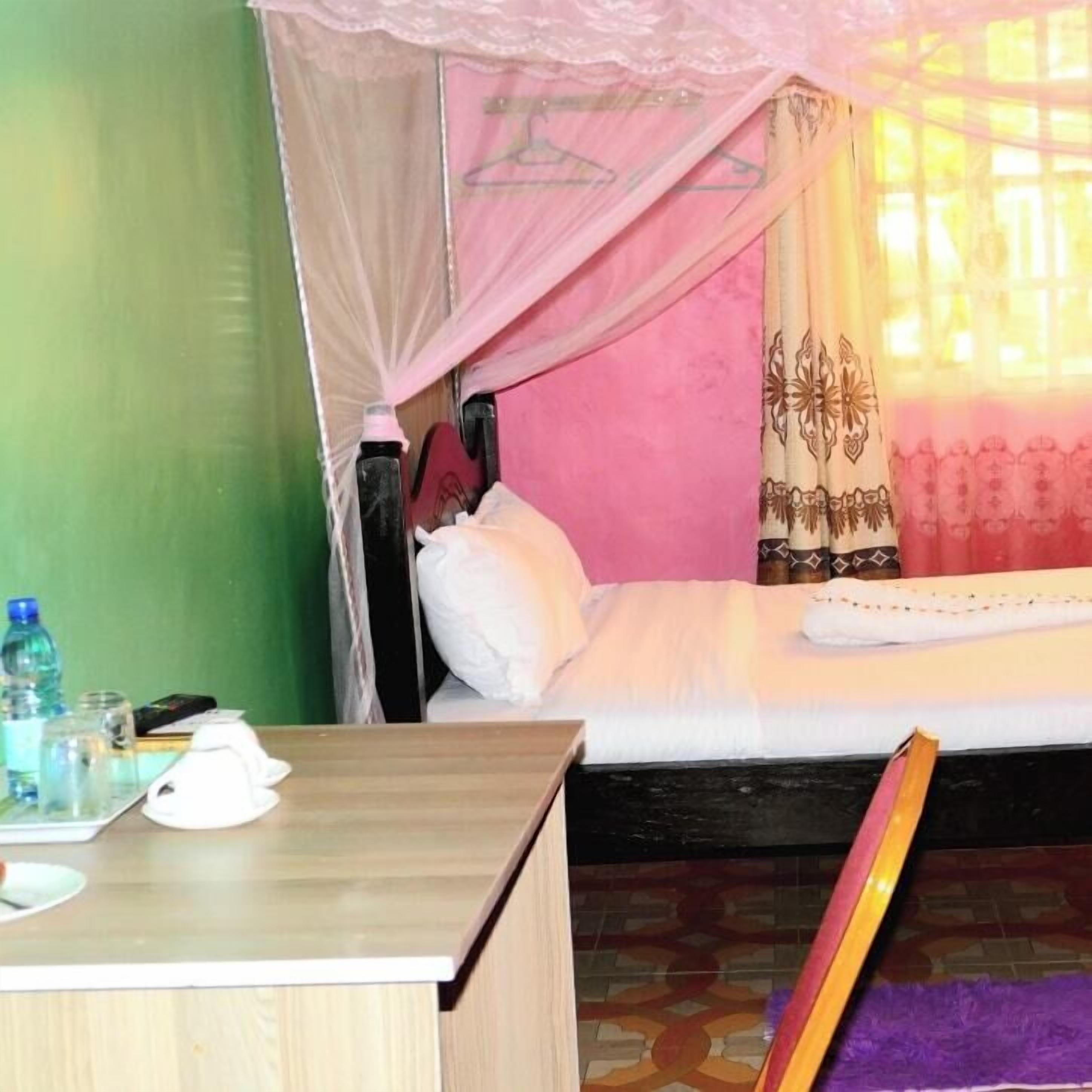 Habitación doble Deluxe, vista al jardín | Wifi gratis y ropa de cama 