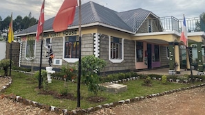 Un edificio di due piani con un'insegna che recita 'GUEST HOUSE'.