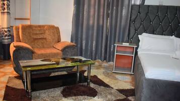 Quarto casal superior, vista para o jardim | Wi-Fi de cortesia, roupa de cama
