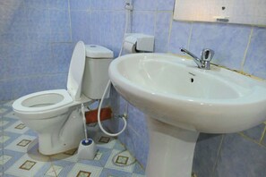 標準單人房, 花園景觀 | 浴室 | 淋浴設備、拖鞋、毛巾、肥皂
