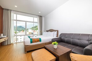 ملاءات للفراش لا تسبب الحساسية وألحفة محشوة بالريش وخزنة داخل الغرفة