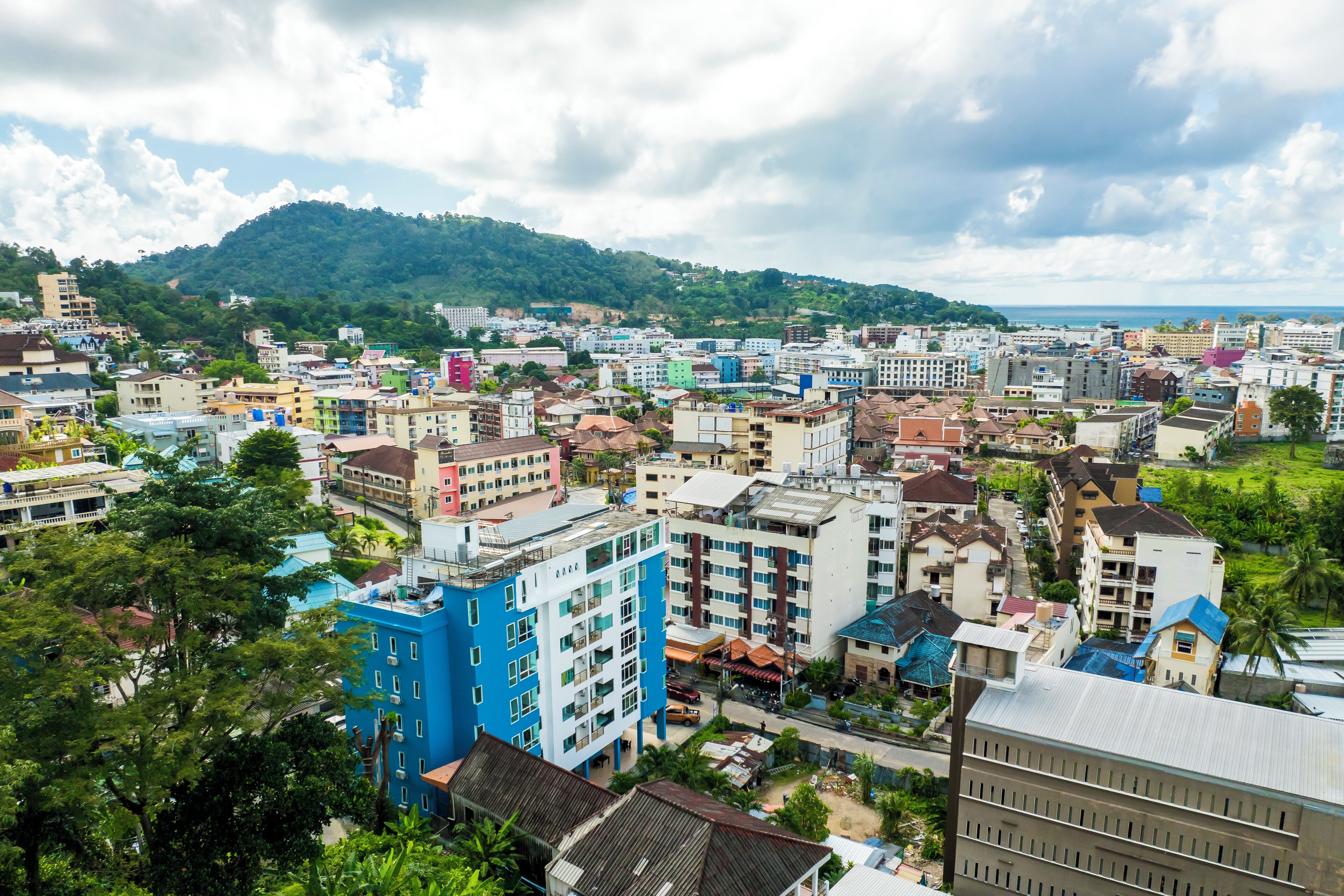 Un paisaje urbano con diversos edificios, incluyendo un edificio azul destacado al frente.