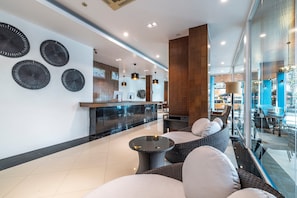 Lobby sitting area - Meet Holiday International Hotel (Patong)