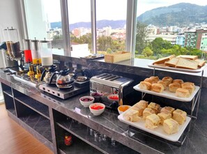 بوفيه فطور مجانًا يوميًا