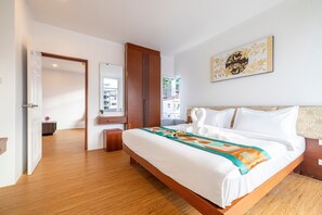 جناح عادي - سرير ملكي - منظر للمدينة | ملاءات للفراش لا تسبب الحساسية وألحفة محشوة بالريش وخزنة داخل الغرفة