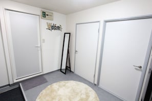 Habitación triple básica | Zona de estar