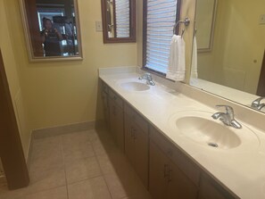 Douche, serviettes fournies, papier toilette