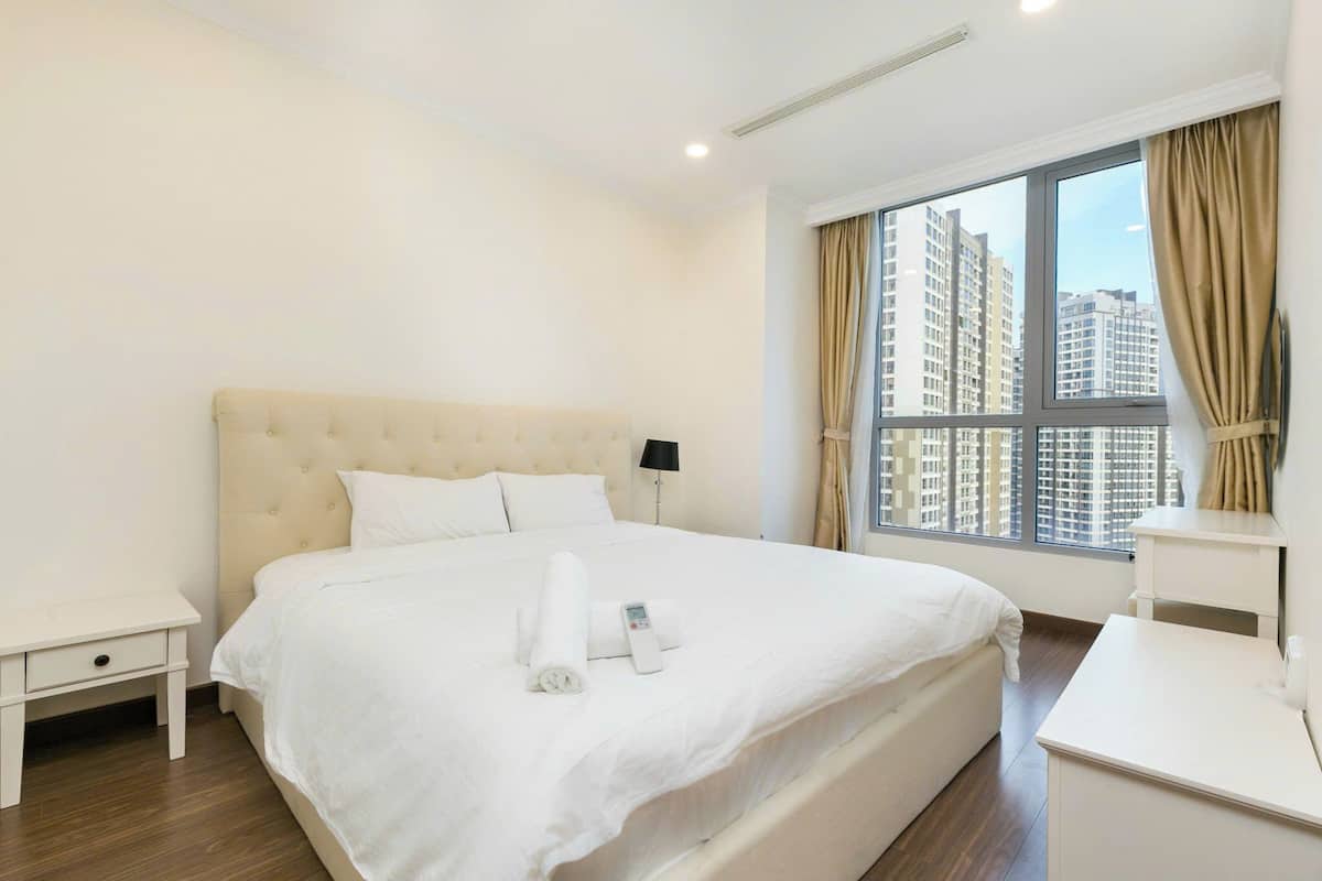 3 Bedroom Apartment | โต๊ะทำงาน, พื้นที่ทำงานแบบใช้แล็ปท็อป, ผ้าม่านกันแสง, เตารีด/โต๊ะรีดผ้า