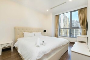 3 Bedroom Apartment | Schreibtisch, laptopgeeigneter Arbeitsplatz, Verdunkelungsvorhänge