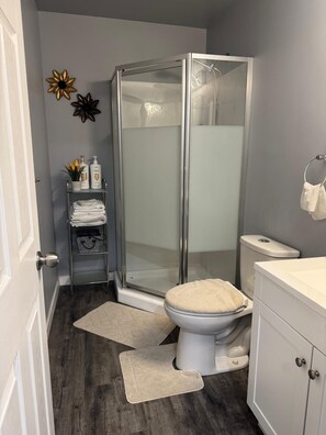 تجهيزات دش، مجففات شع�ر، مناشف، صابون