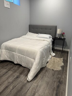 2 عدّة غرف نوم ومكواة/لوح كي وواي فاي وملاءات أسرّة