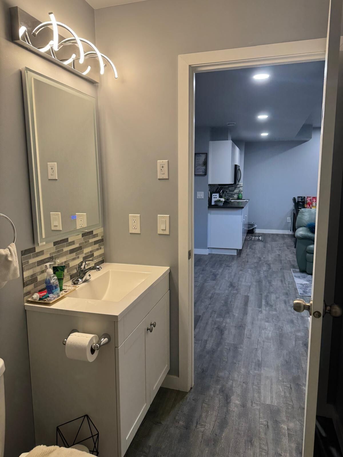 Douche, séchoir à cheveux, serviettes fournies, savon