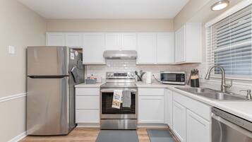 Køleskab, mikrobølgeovn, ovn, kogeplade