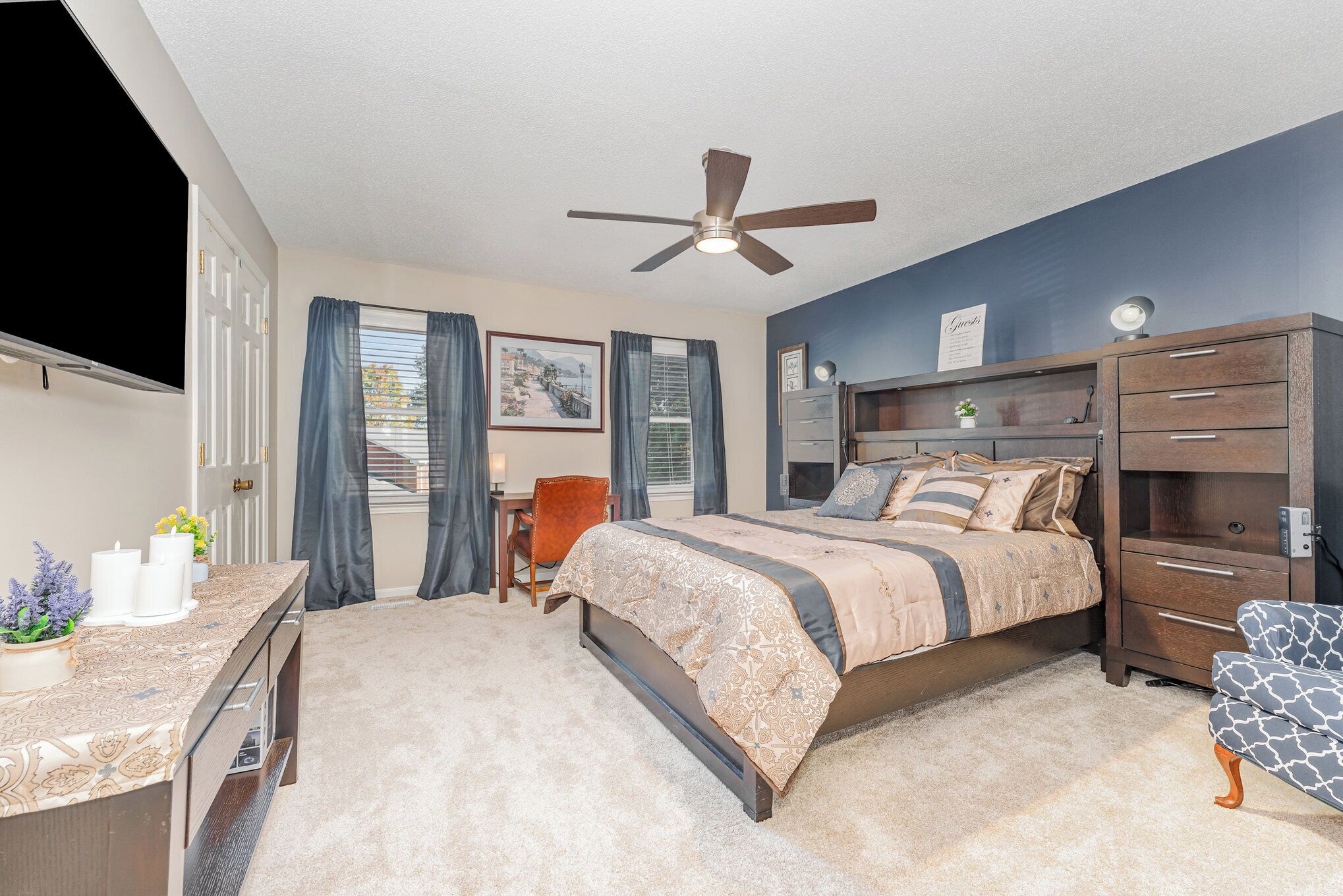 2 多间卧室、办公桌、熨斗/熨衣板、收费 WiFi