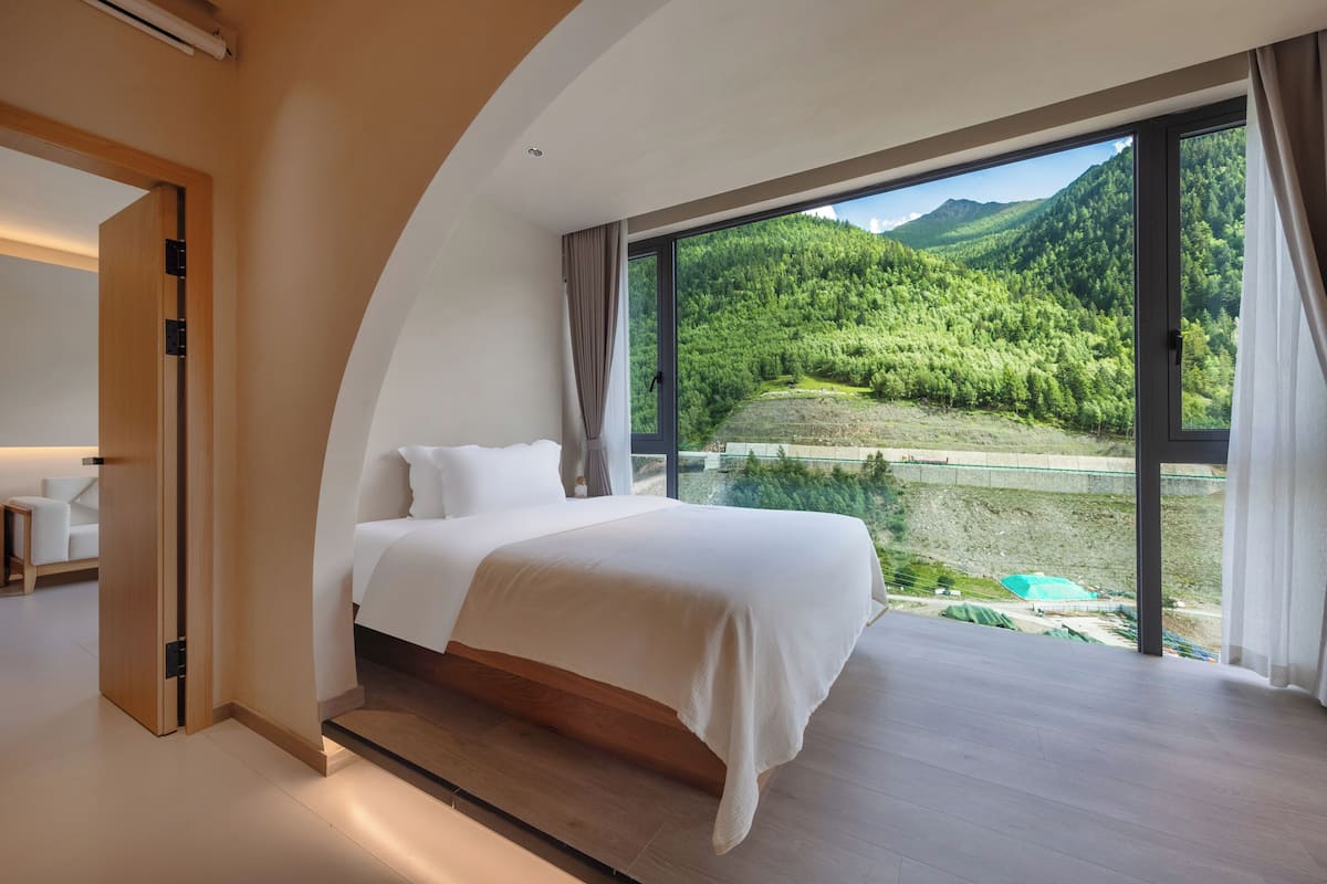 Verdunkelungsvorhänge, schallisolierte Zimmer, Bügeleisen/Bügelbrett