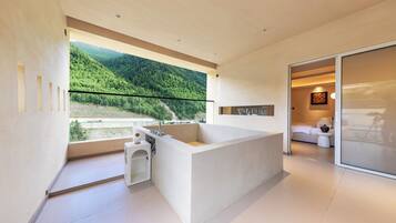 Superior suite, uitzicht op bergen | Woonruimte | Een printer