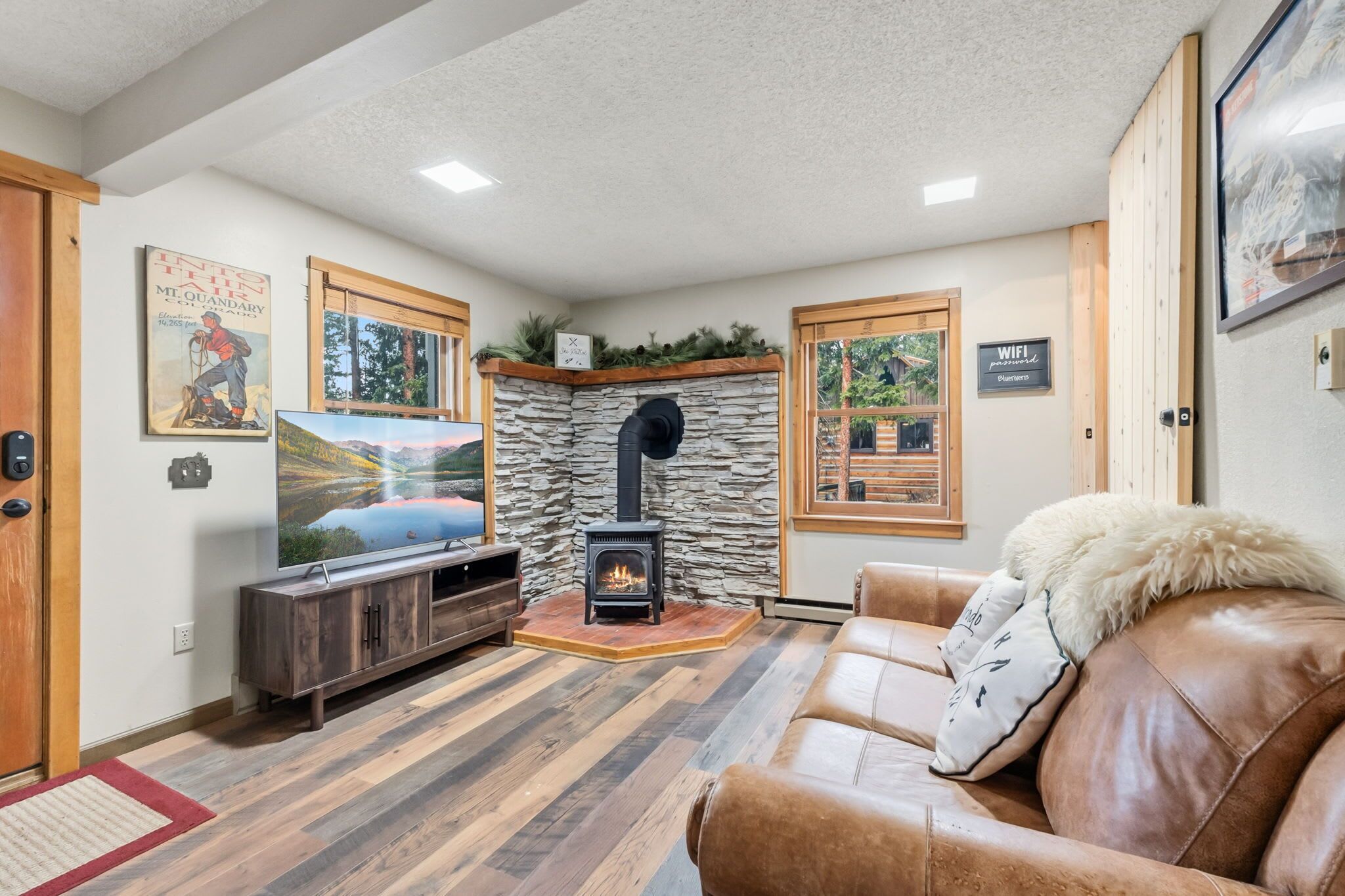 TV, peis og kontorer