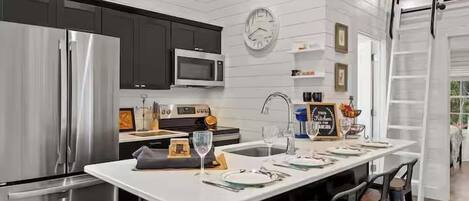 Køleskab, mikrobølgeovn, ovn, kogeplade