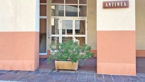 Ein Gebäudeeingang mit einem Schild, auf dem "ANTINEA" steht.