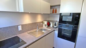 Kühlschrank, Mikrowelle, Ofen, Geschirrspüler