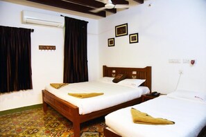 Quarto triplo luxo | Roupas de cama antialérgicas, escrivaninha, Wi-Fi de cortesia