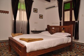Quarto casal luxo | Roupas de cama antialérgicas, escrivaninha, Wi-Fi de cortesia