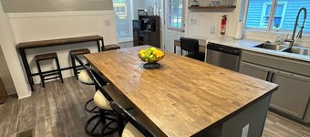 15 mins to Notre Dame; visit The Cozy Blue Haven in Niles, MI