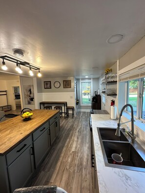 Fridge, microwave, oven, stovetop - 15 mins to Notre Dame; visit The Cozy Blue Haven in Niles, MI (Niles)