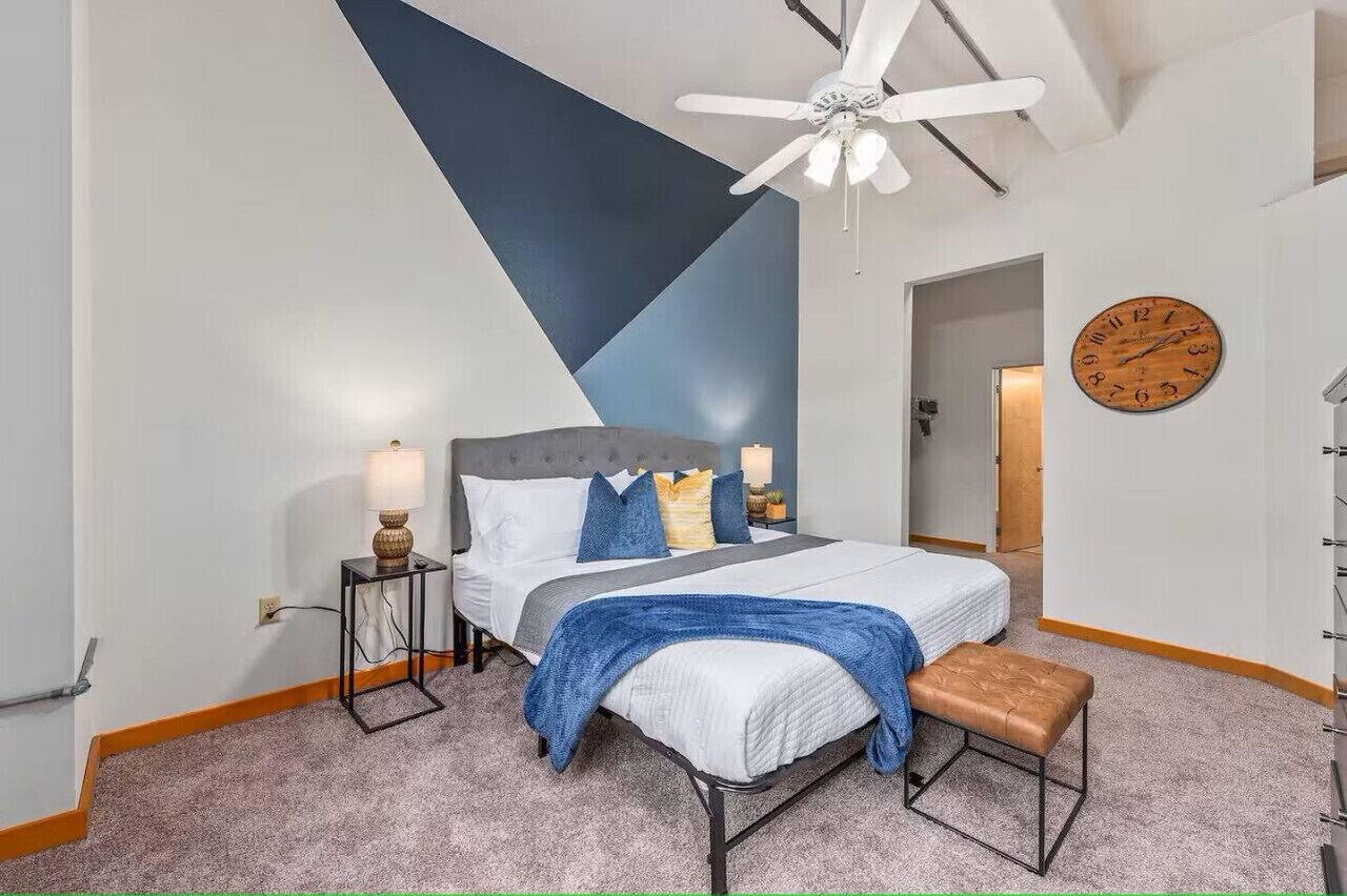 Desk, iron/ironing board, WiFi, bed sheets