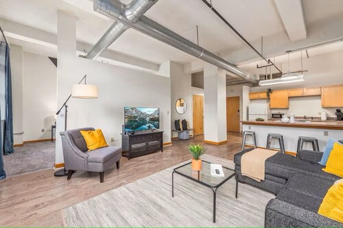 King Bed | Great Location