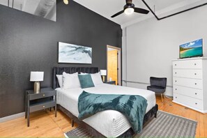 Een bureau, een strijkplank/strijkijzer, wifi, beddengoed