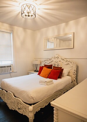 3 bedrooms, WiFi, bed sheets - The Cozy Cottage! (Detroit)