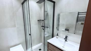 Een haardroger, handdoeken