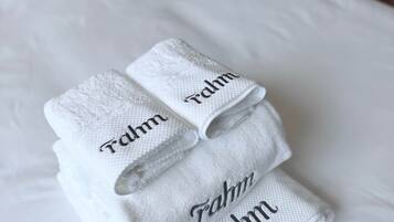 Een haardroger, handdoeken