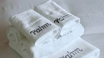 Een haardroger, handdoeken